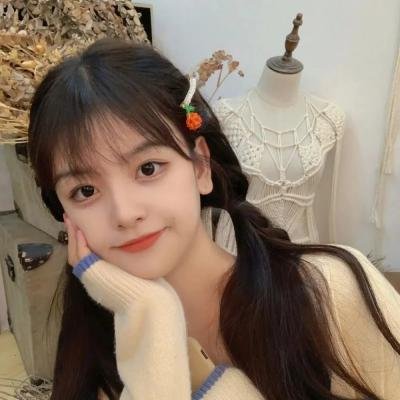 坐推土机的少女